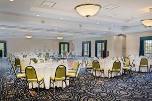 クリアウォーター・ビーチにあるHoliday Inn & Suites Clearwater Beach S-Harboursideの白いテーブルと椅子が置かれた宴会場 +133枚の写真