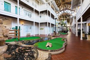 クリアウォーター・ビーチにあるHoliday Inn & Suites Clearwater Beach S-Harboursideの中央にゴルフ場がある建物