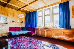 sala de estar con sofá y ventana grande en Huge Central Designer Loft with Tyrolean Touch , 160m2, en Innsbruck