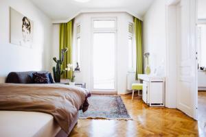Schlafzimmer mit einem Bett, einem Schreibtisch und einem Fenster in der Unterkunft Huge Central Designer Loft with Tyrolean Touch , 160m2 in Innsbruck