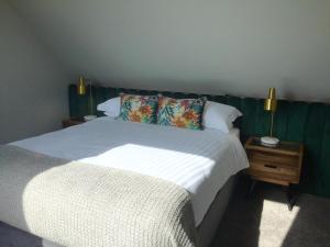 um quarto com uma cama grande e 2 almofadas em Ceol na dTonnta em Doolin