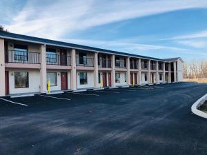 an empty parking lot in front of a building at BEL AIR MOTEL in Wood River