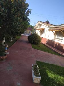 una entrada que conduce a una casa con un árbol en la Herradura Dptos en Santa Rosa de Calamuchita