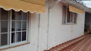 Casa blanca con ventanas y toldo en la Herradura Dptos en Santa Rosa de Calamuchita