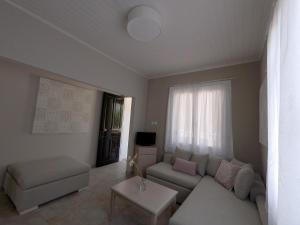 a living room with a couch and a table at House of Garden in Dhráganon