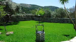 a garden with a chair in the grass at House of Garden in Dhráganon