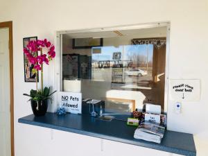 a counter with a no pets allowed sign on it at BEL AIR MOTEL in Wood River