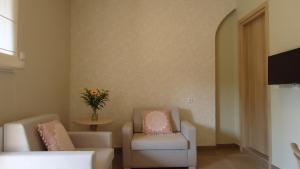 a living room with two chairs and a table at House of Garden in Dhráganon