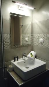 a bathroom with a sink and a mirror at House of Garden in Dhráganon