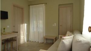 a living room with a white couch and a window at House of Garden in Dhráganon