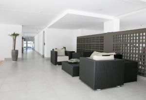 a living room with black and white furniture at Edifício La Palmas in Governador Celso Ramos