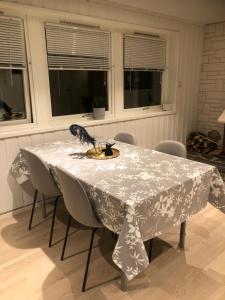 - une table à manger avec un chiffon de table blanc dans l'établissement Leilighet, à Tromsø