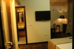 Televízia a/alebo spoločenská miestnosť v ubytovaní Hotel Hercegovina
