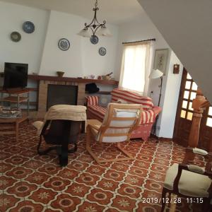 - un salon avec un canapé et une table dans l'établissement Casa Mayans, à Benissa