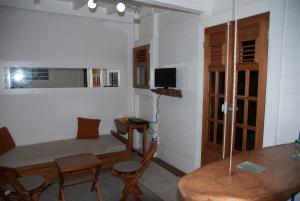 Zimmer mit einem Tisch, einem Bett und einem Esszimmer in der Unterkunft Le Laurier Rose in Basse-Terre
