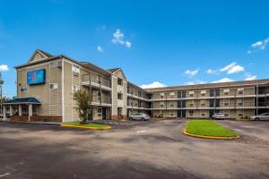 an empty parking lot in front of a hotel at Studio 6 Extended Stay - Jacksonville, FL - South in Sunbeam +28 photos