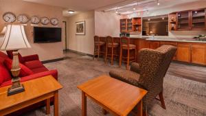 TV a/nebo společenská místnost v ubytování Best Western Plus Rivershore Hotel