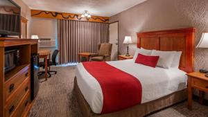 Postel nebo postele na pokoji v ubytování Best Western Plus Rivershore Hotel