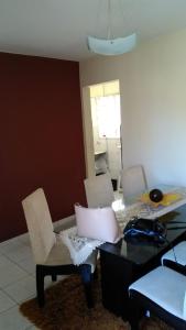 comedor con mesa y sillas y comedor en Condomínio Residencial Serigy, en Aracaju