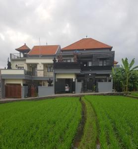 Tòa nhà nơi biệt thự tọa lạc