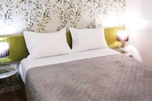 a bedroom with a large bed with white pillows at Cativo Flat in Porto
