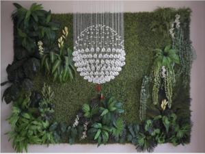 ジェネラル・サントスにある3G Garden Hotelの白いシャンデリアと植物の展示