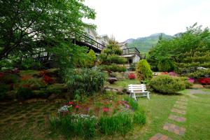 Chamjoeun Pension外面的花园
