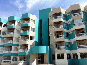 een gebouw met blauwe en witte balkons bij Apartamento Classe A in Florianópolis