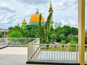 einen Balkon mit Blick auf eine Moschee in der Unterkunft Surabaya Homey near ITS in Surabaya
