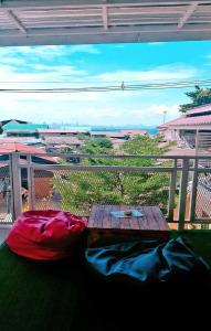balcón con mesa y vistas al océano en Kohlarn Resort, en Koh Larn
