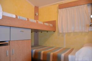 Двуетажно легло или двуетажни легла в стая в Camping Fuentes Blancas
