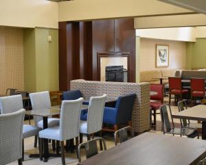 una sala da pranzo con tavoli, sedie e una tavola di Holiday Inn Express Cleveland Downtown, an IHG Hotel a Cleveland