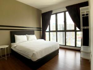 Schlafzimmer mit einem weißen Bett und großen Fenstern in der Unterkunft Amerin Mall & Suites in Seri Kembangan