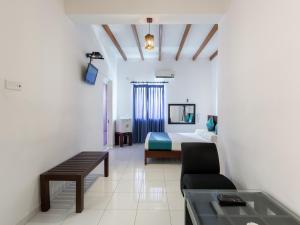 Cette chambre comprend un lit, un canapé et une table. dans l'établissement Royal Mount Hotel, à Dehiwala-Mont Lavinia