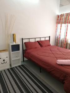 1 dormitorio con cama roja y TV en little heritage home, en George Town