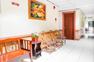 - une salle d'attente avec une rangée de chaises et une table dans l'établissement OYO 499 Le Pensione De San Jose, à Tagbilaran