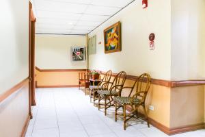 a waiting room with chairs and a table at OYO 499 Le Pensione De San Jose in Tagbilaran City