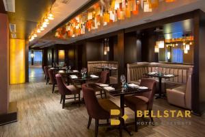um restaurante com mesas e cadeiras num quarto em Grande Rockies Resort-Bellstar Hotels & Resorts em Canmore