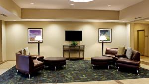 Кът за сядане в Candlewood Suites Sioux City - Southern Hills, an IHG Hotel