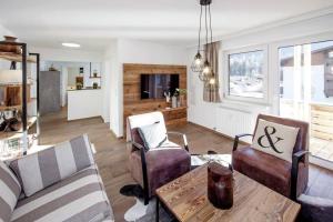 ein Wohnzimmer mit einem Sofa und einem Tisch in der Unterkunft Appartements Austria in Finkenberg