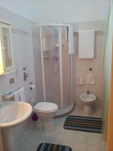 Hotel Acapulco في ميلانو: حمام مع دش ومرحاض ومغسلة