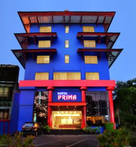 un bâtiment bleu avec une prime d'hôtel écrite sur celui-ci dans l'établissement HOTEL PRIMA, à Makassar