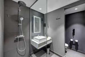 Ванная комната в Novotel Sharjah Expo Centre