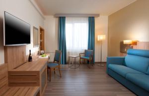 Televízia a/alebo spoločenská miestnosť v ubytovaní Holiday Inn Prague by IHG