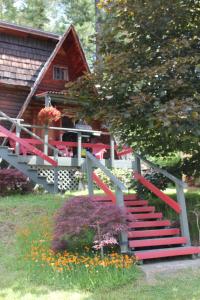 eine Treppe, die zu einer Hütte mit einem Haus führt in der Unterkunft Sunny Bluffs Chalets in Kaslo