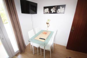 Televízia a/alebo spoločenská miestnosť v ubytovaní Small Apartment For A Great Holiday