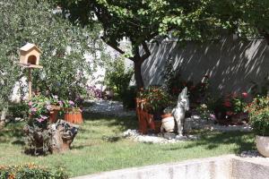 Vonkajšia záhrada v ubytovaní Small Apartment For A Great Holiday