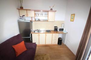 Kuchyňa alebo kuchynka v ubytovaní Small Apartment For A Great Holiday