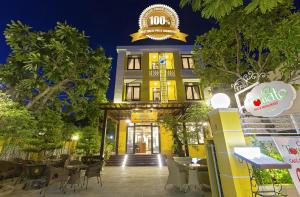 a building with a restaurant with tables and chairs at Hoi An Hai Au Boutique Hotel in Hoi An