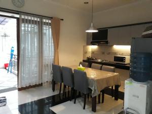 Kuchyň nebo kuchyňský kout v ubytování Villa Taribandung